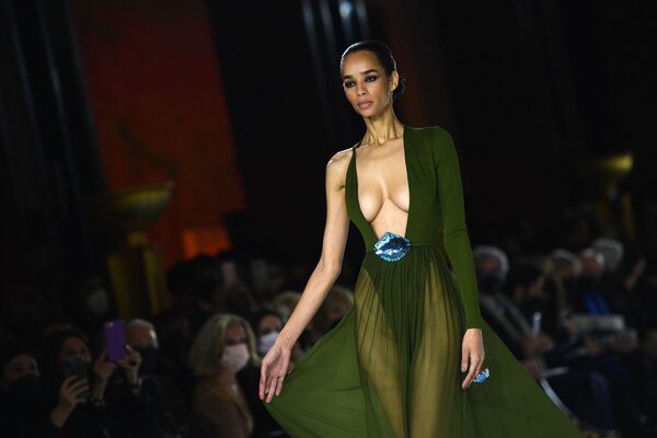 Người mẫu trong chiếc váy Stephane Rolland xuân hè 2022 tại buổi trình diễn thời trang cao cấp ở Paris - Sputnik Việt Nam