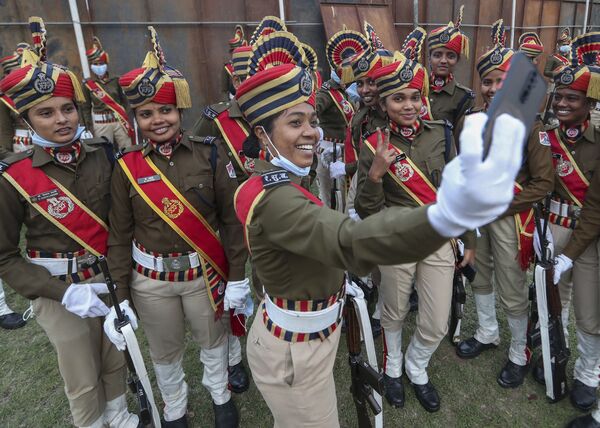 Các thành viên của Lực lượng Bảo vệ Đường sắt Ấn Độ chụp ảnh tự sướng trước khi diễu hành trong lễ kỷ niệm Ngày Cộng hòa ở Hyderabad - Sputnik Việt Nam
