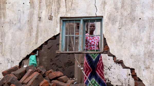 Người phụ nữ nhìn ngôi nhà của mình bị phá hủy docơn bão nhiệt đới Ana ở làng Kanjedza, Malawi - Sputnik Việt Nam
