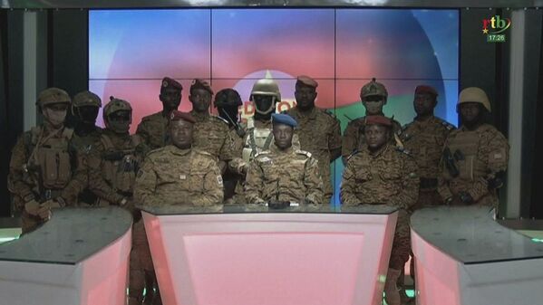 Đại úy Sidsore Kader Ouedraogo với những người lính mặc quân phục thông báo trên truyền hình việc họ lên nắm chính quyền ở Burkina Faso - Sputnik Việt Nam