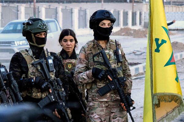 Các nữ binh sĩ Lực lượng Dân chủ Syria gần nhà tù Guwayran ở thành phố Al-Hasakah - Sputnik Việt Nam