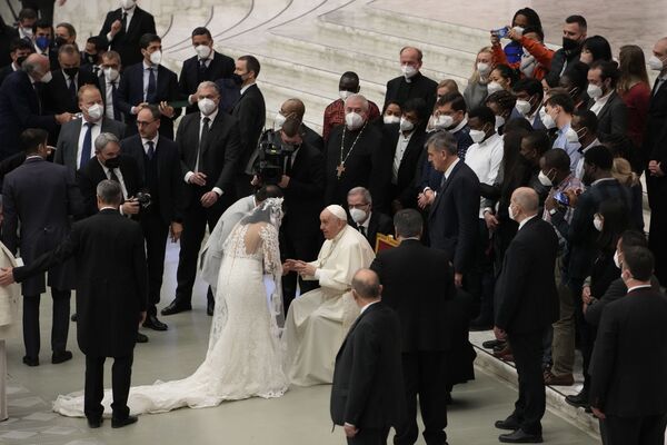 Đôi tân hôn và Giáo hoàng Francis trong buổi tiếp kiến​ công chúng hàng tuần tại Phòng Paul VI ở Vatican - Sputnik Việt Nam