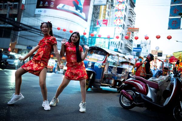 Các cô gái trong trang phục Trung Quốc trước lễ đón Tết Nguyên đán ở Bangkok - Sputnik Việt Nam