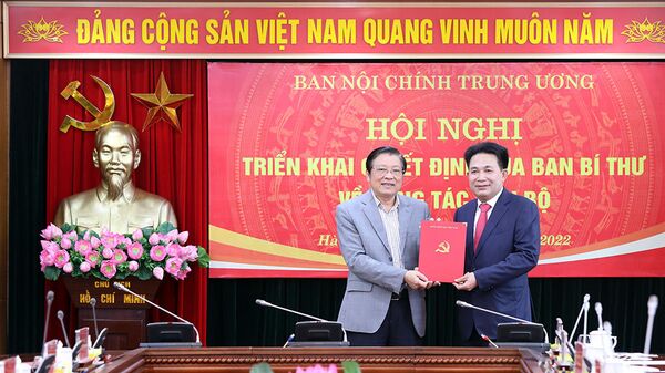 Ông Nguyễn Văn Yên (phải) nhận quyết định bổ nhiệm - Sputnik Việt Nam