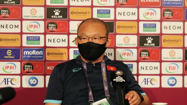 Huấn luyện viên Park Hang-seo tai buổi họp báo sau trận đấu - Sputnik Việt Nam