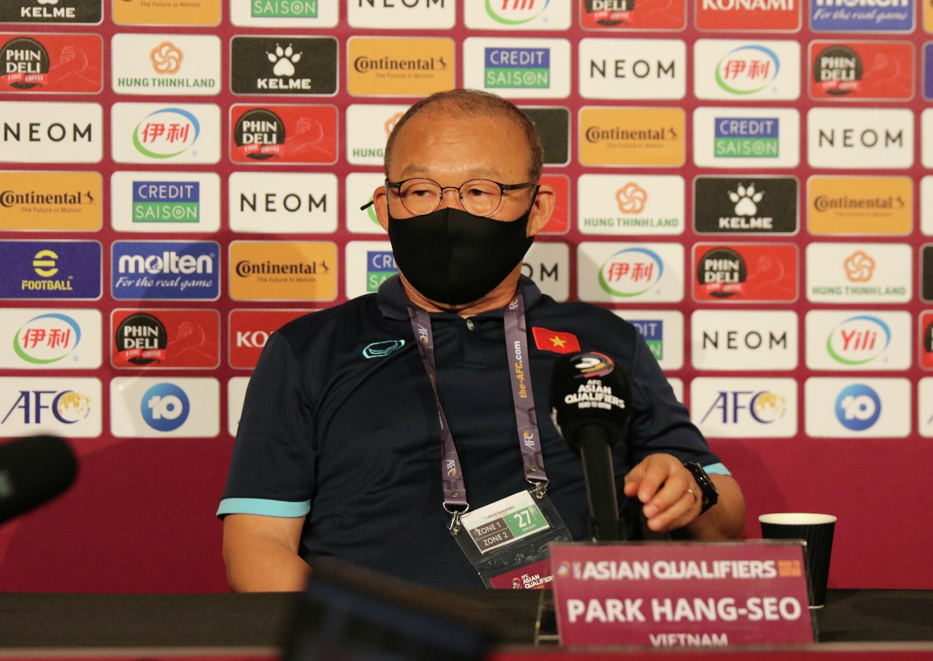Huấn luyện viên Park Hang-seo tai buổi họp báo sau trận đấu - Sputnik Việt Nam, 1920, 18.02.2022