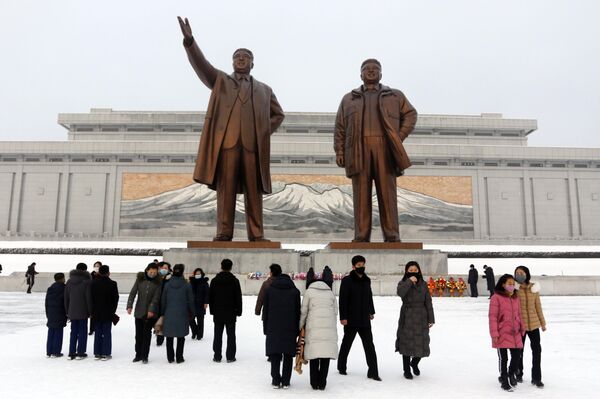 Người dân đến bên tượng Kim Nhật Thành và Kim Jong Il trong lễ đón Tết Nguyên đán ở CHDCND Triều Tiên - Sputnik Việt Nam