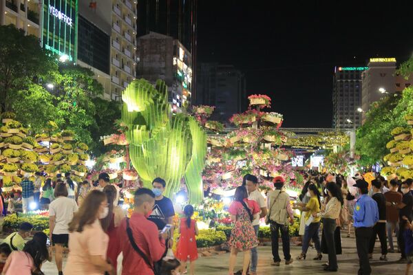 Người dân tham quan, đón giao thừa tại khu vực đường hoa Nguyễn Huệ, Quận 1, TP.Hồ Chí Minh  - Sputnik Việt Nam