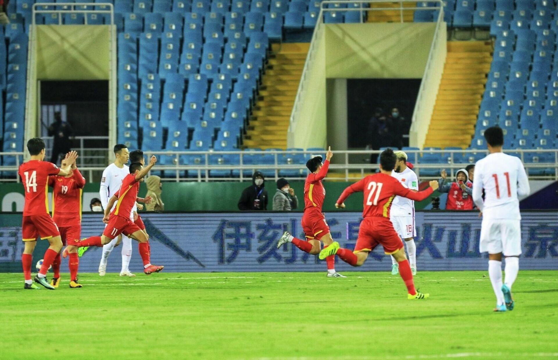 Các cầu thủ đội tuyển Việt Nam ăn mừng sau bàn thắng mở tỷ số của Hồ Tấn Tài (13) ở phút thứ 9 - Sputnik Việt Nam, 1920, 01.02.2022