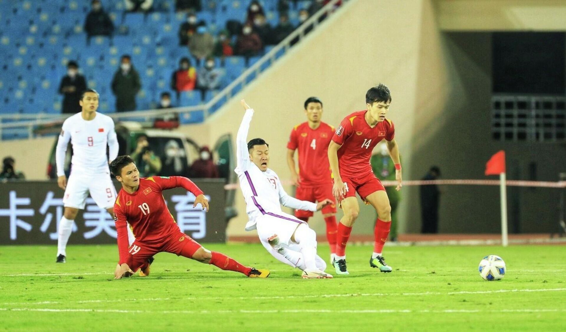 Quang Hải (19) nỗ lực ngăn cản pha đi bóng của cầu thủ đội tuyển Trung Quốc - Sputnik Việt Nam, 1920, 01.02.2022