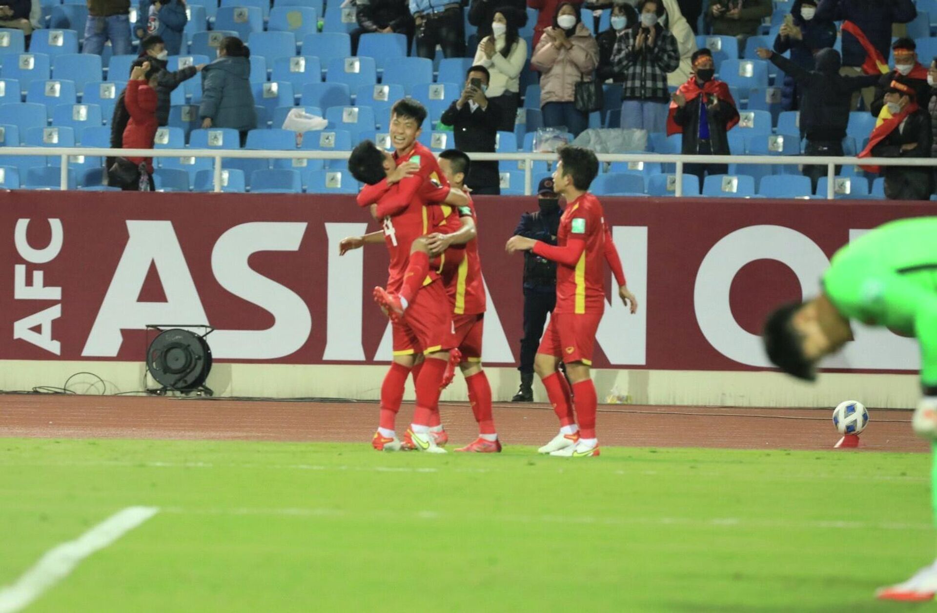 Các cầu thủ Việt Nam ăn mừng cùng tiền đạo Phan Văn Đức (20) sau khi cầu thủ này ghi bàn nâng tỷ số lên 3-0 - Sputnik Việt Nam, 1920, 01.02.2022