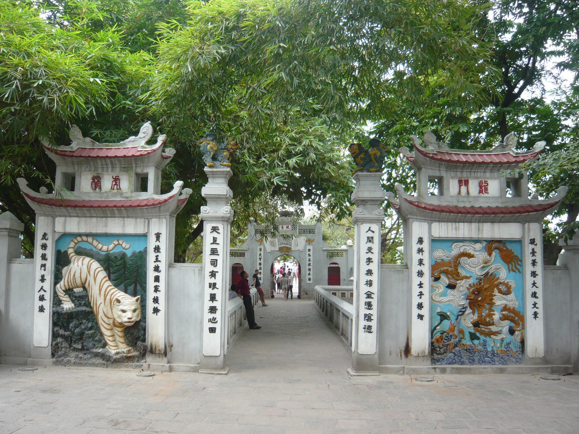 Hổ và rồng cạnh đền Ngọc Sơn, hồ Hoàn Kiếm - Sputnik Việt Nam, 1920, 22.08.2023