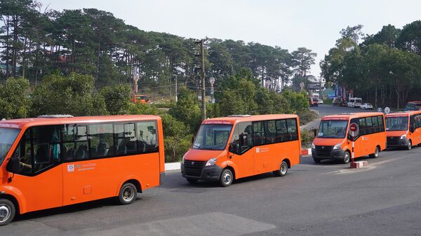 Xe buýt mini Gazelle NEXT Citiline do Nhà máy ô tô Gorky sản xuất đang hoạt động tại Việt Nam - Sputnik Việt Nam