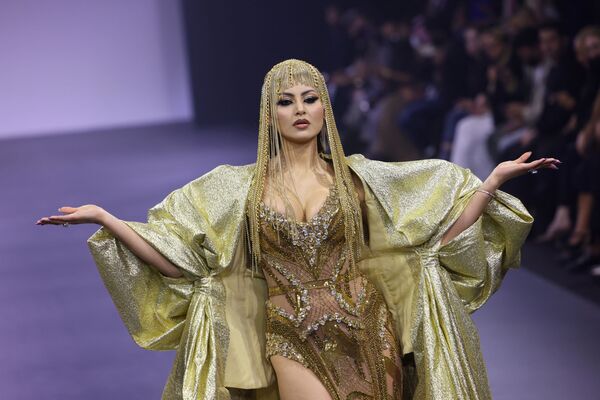 Người mẫu trình diễn tác phẩm thời trang cao cấp của Amato tại Tuần lễ thời trang Dubai - Sputnik Việt Nam