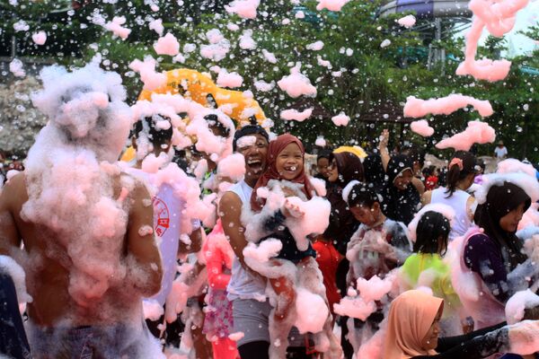 Mọi người đổ đầy bọt tại một công viên giải trí vào ngày mồng Một Tết Nhâm Dần ở Yogyakarta - Sputnik Việt Nam