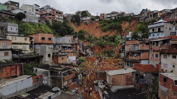 Lở đất xuống những ngôi nhà đổ nát do mưa lớn gây ra ở Franco da Rocha, Brazil - Sputnik Việt Nam