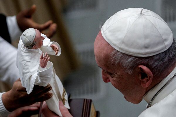 Giáo hoàng Francis nhìn bức tượng của mình ở Vatican - Sputnik Việt Nam