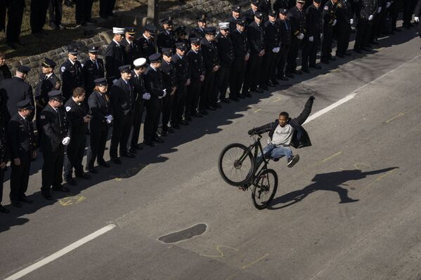 Người đàn ông đạp xe dọc theo tuyến đường đám tang tưởng niệm 3 lính cứu hỏa thiệt mạng ở Baltimore, Maryland - Sputnik Việt Nam
