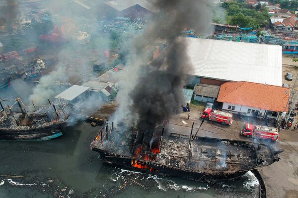 Cháy tàu gỗ ngư dân ở cảng Tegala, Indonesia - Sputnik Việt Nam