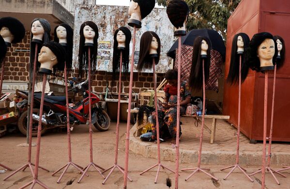 Một người bán tóc giả trên đường phố ở Ouagadougou, Burkina Faso - Sputnik Việt Nam
