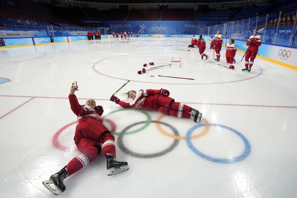 Các thành viên đội khúc côn cầu trên băng nữ Đan Mạch chụp ảnh tự sướng trên băng khi họ chuẩn bị cho khai mạc Thế vận hội mùa đông 2022 ở Bắc Kinh - Sputnik Việt Nam