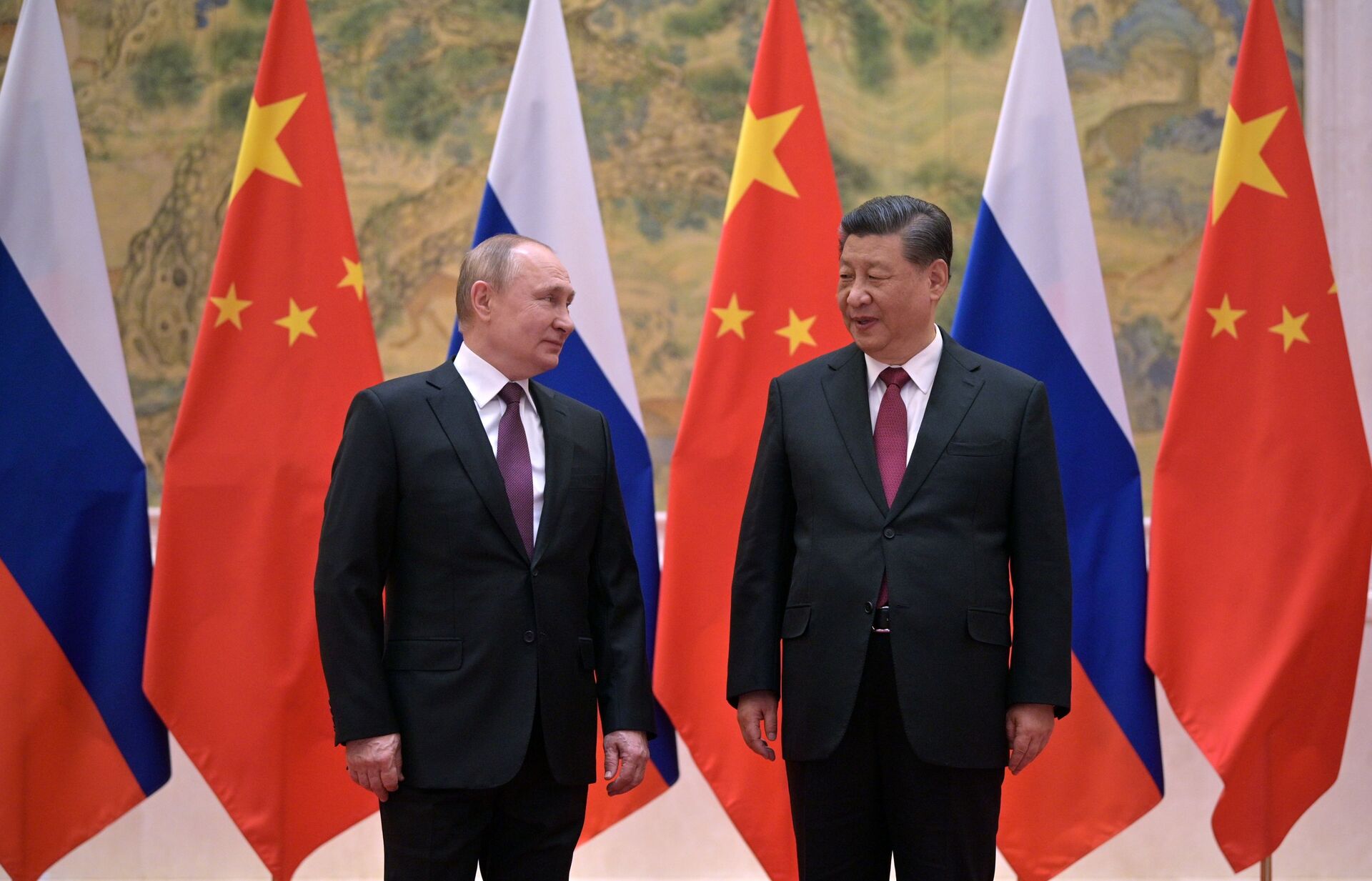 Tổng thống Nga Vladimir Putin và Chủ tịch Trung Quốc Tập Cận Bình trong cuộc gặp tại nhà khác quốc gia Diaoyutai ở Bắc Kinh - Sputnik Việt Nam, 1920, 07.02.2022