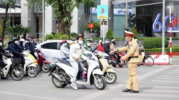Nhiều trường hợp không đội mũ bảo hiểm khi tham gia giao thông đều bị lực lượng CSGT yêu cầu dừng xe và xử phạt - Sputnik Việt Nam