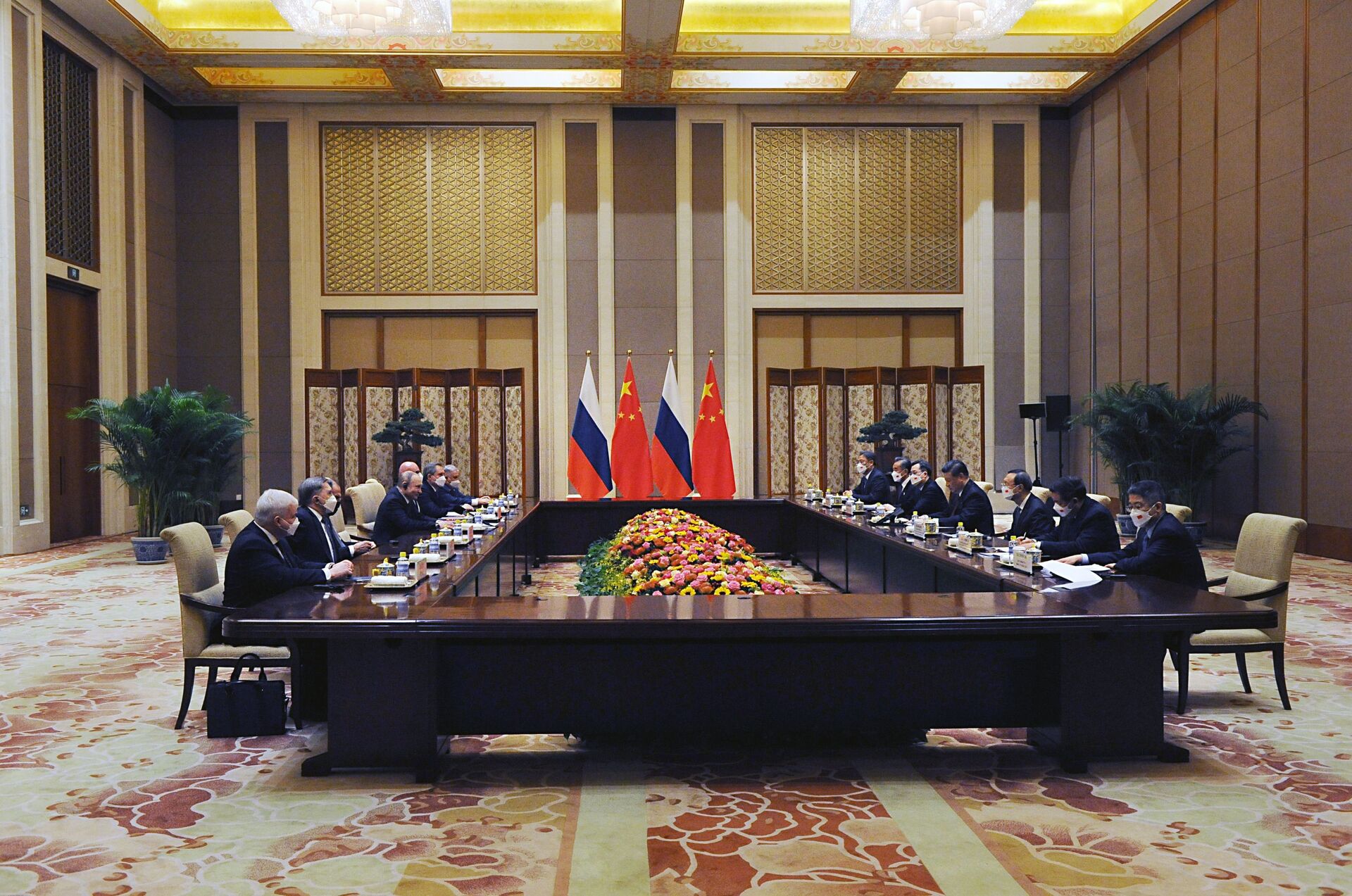 Tổng thống Nga Vladimir Putin và Chủ tịch Trung Quốc Tập Cận Bình trong cuộc gặp tại nhà khác quốc gia Diaoyutai ở Bắc Kinh - Sputnik Việt Nam, 1920, 06.02.2022