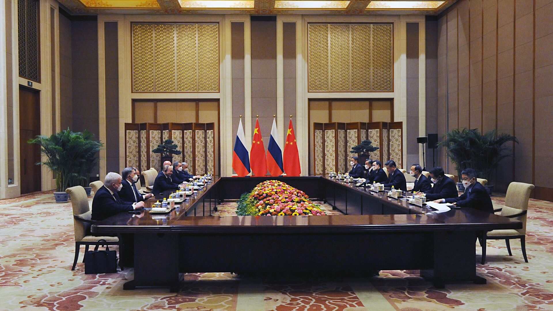 Tổng thống Nga Vladimir Putin và Chủ tịch Trung Quốc Tập Cận Bình trong cuộc gặp tại nhà khác quốc gia Diaoyutai ở Bắc Kinh - Sputnik Việt Nam, 1920, 19.04.2022