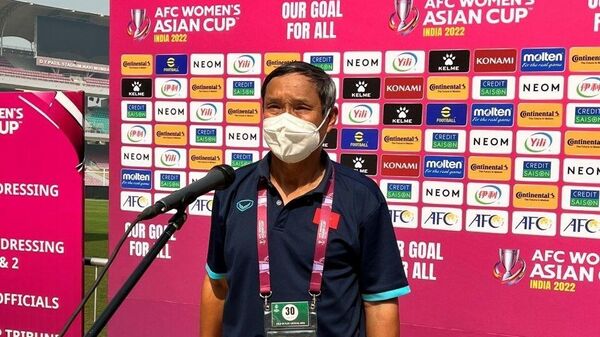 Huấn luyện viên tuyển nữ Việt Nam Mai Đức Chung trả lời phỏng vấn sau trận đấu. - Sputnik Việt Nam