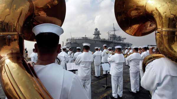 Cuộc gặp gỡ của các thủy thủ Hạm đội 7 Hoa Kỳ tại cảng Manila - Sputnik Việt Nam