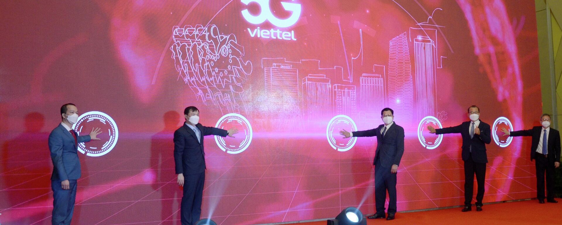 Đại diện tập đoàn Viettel và thành phố Đà Nẵng tiến hành nghi thức khai trương, đưa vào thử nghiệm dịch vụ mạng 5G - Sputnik Việt Nam, 1920, 08.02.2022