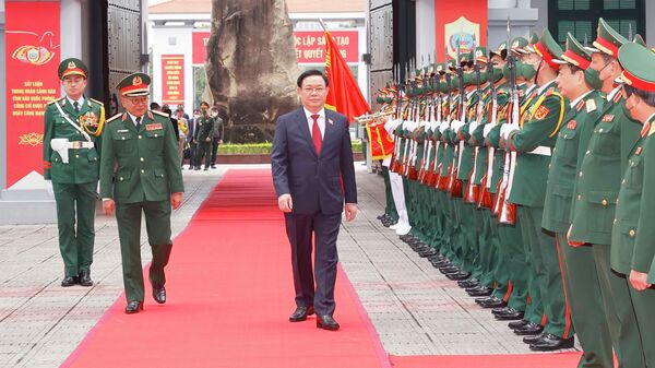 Chủ tịch Quốc hội Vương Đình Huệ duyệt đội danh dự Quân đội nhân dân Việt Nam - Sputnik Việt Nam