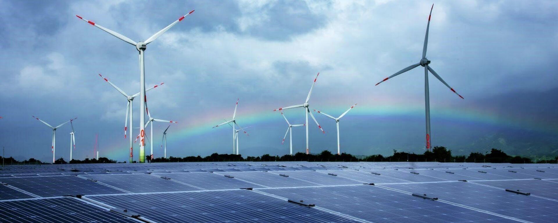Từng bước thực hiện chủ trương xây dựng Ninh Thuận trở thành Trung tâm Năng lượng tái tạo của cả nước, đến nay, UBND tỉnh Ninh Thuận đã cấp quyết định chủ trương đầu tư cho 37 dự án điện mặt trời và 15 dự án điện gió với tổng công suất trên 3.342 MW - Sputnik Việt Nam, 1920, 15.02.2022