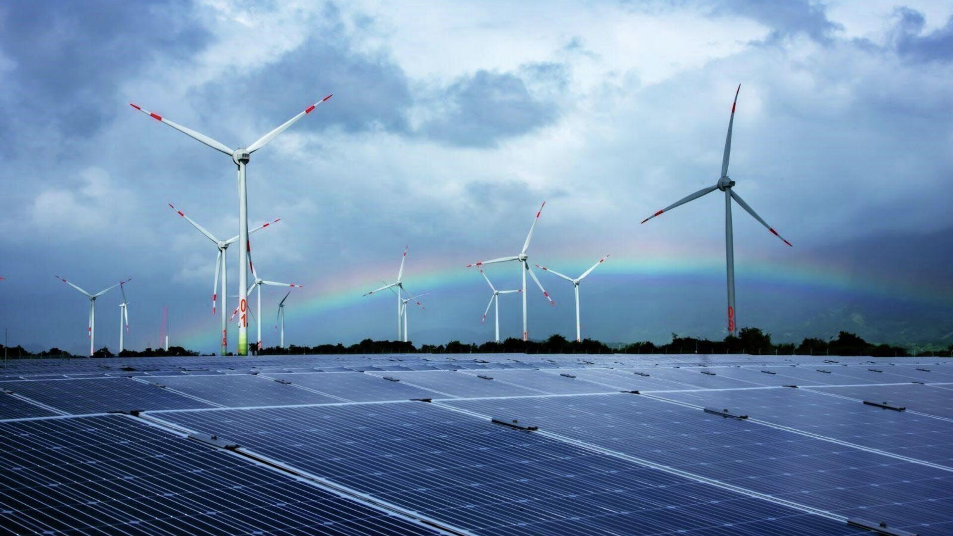Từng bước thực hiện chủ trương xây dựng Ninh Thuận trở thành Trung tâm Năng lượng tái tạo của cả nước, đến nay, UBND tỉnh Ninh Thuận đã cấp quyết định chủ trương đầu tư cho 37 dự án điện mặt trời và 15 dự án điện gió với tổng công suất trên 3.342 MW - Sputnik Việt Nam, 1920, 08.02.2022