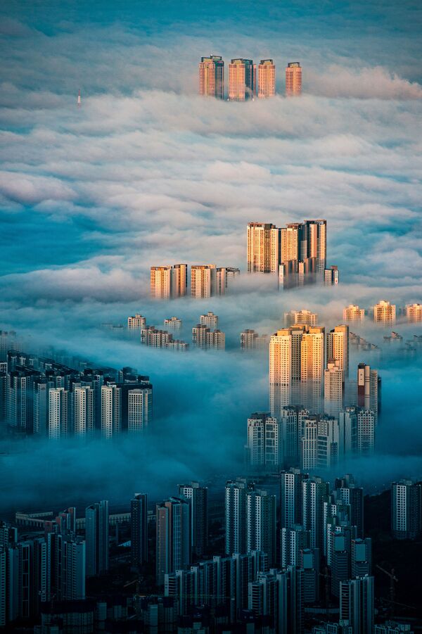Bức ảnh Thành phố giữa những đám mây của Wonyoung Choi (Hàn Quốc), người đoạt giải National Awards, hạng mục Kiến trúc, cuộc thi Sony World Photography Awards 2022 - Sputnik Việt Nam