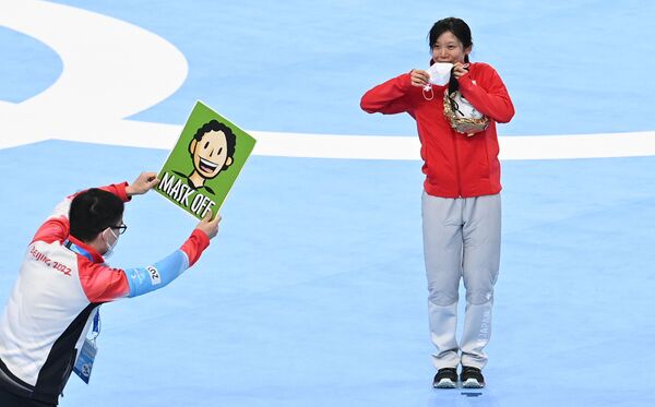 Vận động viên Miho Takagi (Nhật Bản) nhận huy chương bạc môn trượt băng tốc độ 1500m nữ tại Thế vận hội mùa đông Olympic lần thứ XXIV ở Bắc Kinh - Sputnik Việt Nam