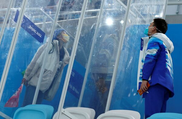 Bác sĩ Ding Hongtao gửi cho bạn gái nụ hôn gió qua màn hình kính tại Thế vận hội Bắc Kinh - Sputnik Việt Nam