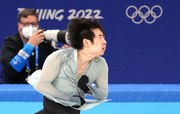Vận động viên Jin Boyang (PRC) thi đấu chương trình ngắn trong cuộc thi trượt băng nghệ thuật đồng đội đơn nam tại Thế vận hội mùa đông Olympic lần thứ XXIV ở Bắc Kinh - Sputnik Việt Nam