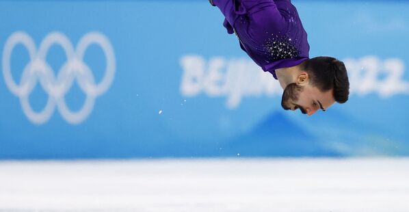 Vận động viên trượt băng nghệ thuật Pháp Kevin Aymoz biểu diễn tại Thế vận hội mùa đông Bắc Kinh - Sputnik Việt Nam