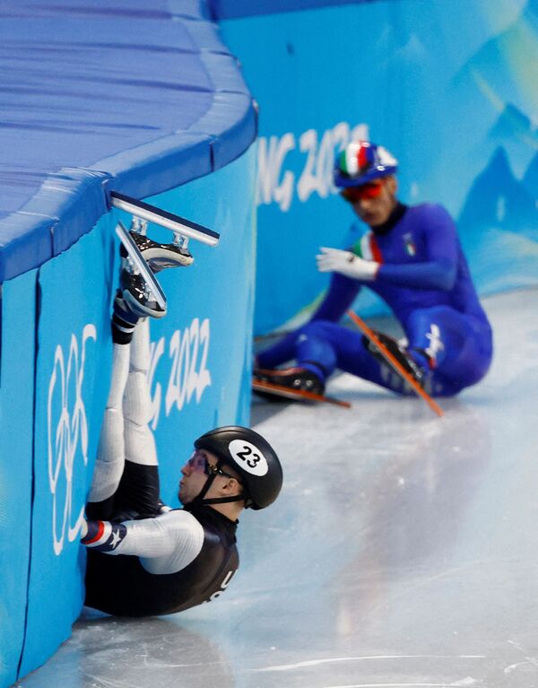 Cú ngã của vận động viên Mỹ Ryan Pivirotto và vận động viên Ý Pietro Siegel trong buổi thi đấu tại Thế vận hội mùa đông Bắc Kinh - Sputnik Việt Nam