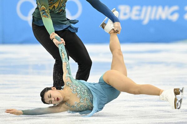 Các vận động viên trượt băng nghệ thuật Trung Quốc Wang Shiyue và Liu Xinyu thi đấu tại Thế vận hội mùa đông Bắc Kinh - Sputnik Việt Nam