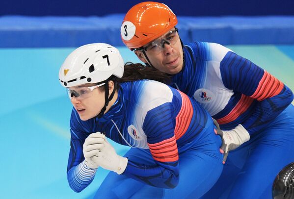 Các vận động viên Nga Sofia Prosvirnova và Semyon Elistratov trong trận tứ kết nội dung tiếp sức đồng đội hỗn hợp trong nội dung thi đấu cự ly ngắn tại Thế vận hội mùa Đông Olympic lần thứ XXIV ở Bắc Kinh - Sputnik Việt Nam