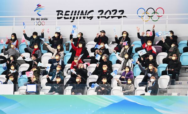 Khán giả theo dõi cuộc thi trượt băng tốc độ tại Thế vận hội Olympic mùa đông lần thứ XXIV ở Bắc Kinh - Sputnik Việt Nam