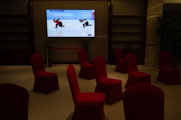 Hình ảnh truyền hình các cuộc thi trong sảnh khách sạn tại Thế vận hội Olympic mùa đông lần thứ XXIV ở Bắc Kinh - Sputnik Việt Nam