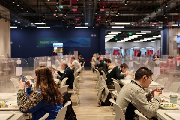 Mọi người trong phòng ăn trung tâm truyền thông tại Thế vận hội mùa đông 2022 ở Bắc Kinh - Sputnik Việt Nam