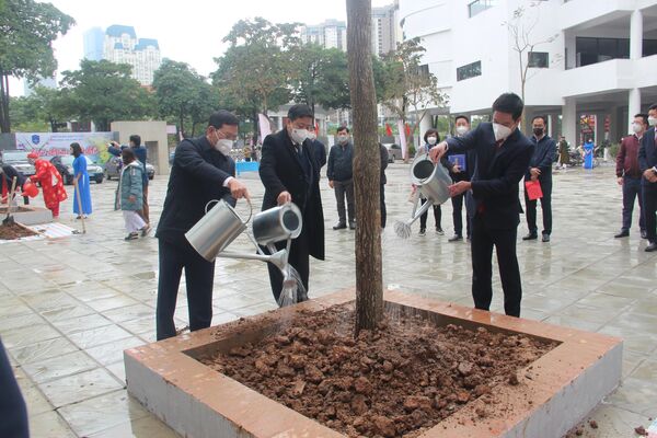 Phó chủ tịch Thành phố Hà Nội cùng lãnh đạo quận Nam Từ Liêm trong lễ trồng cây xuân Nhâm Dần - Sputnik Việt Nam