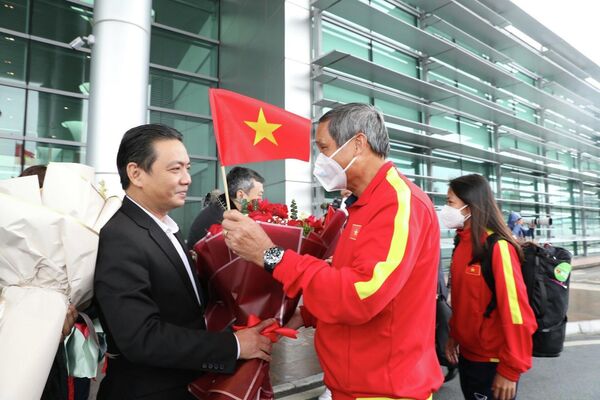 Thứ trưởng Bộ VH,TT và DL Hoàng Đạo Cương tặng hoa chúc mừng HLV trưởng Mai Đức Chung. - Sputnik Việt Nam