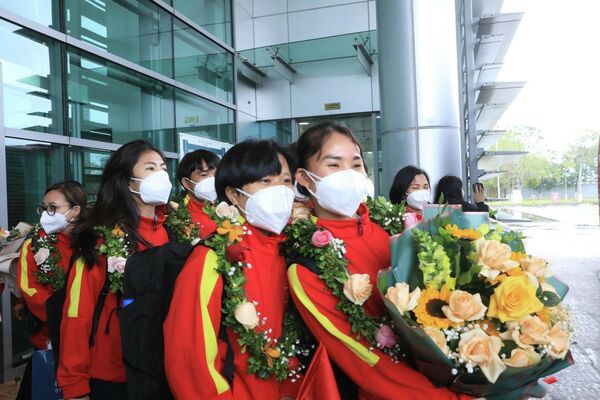 Đội tuyển bóng đá nữ Việt Nam về tới Hà Nội - Sputnik Việt Nam