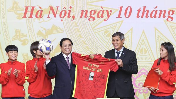 Huấn luyện viên Mai Đức Chung và các cầu thủ đội tuyển nữ Việt Nam tặng quà lưu niệm cho Thủ tướng Phạm Minh Chính - Sputnik Việt Nam